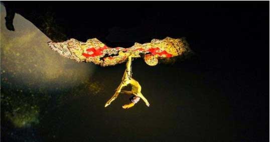 LED电子大屏幕与飞毯杂技表演