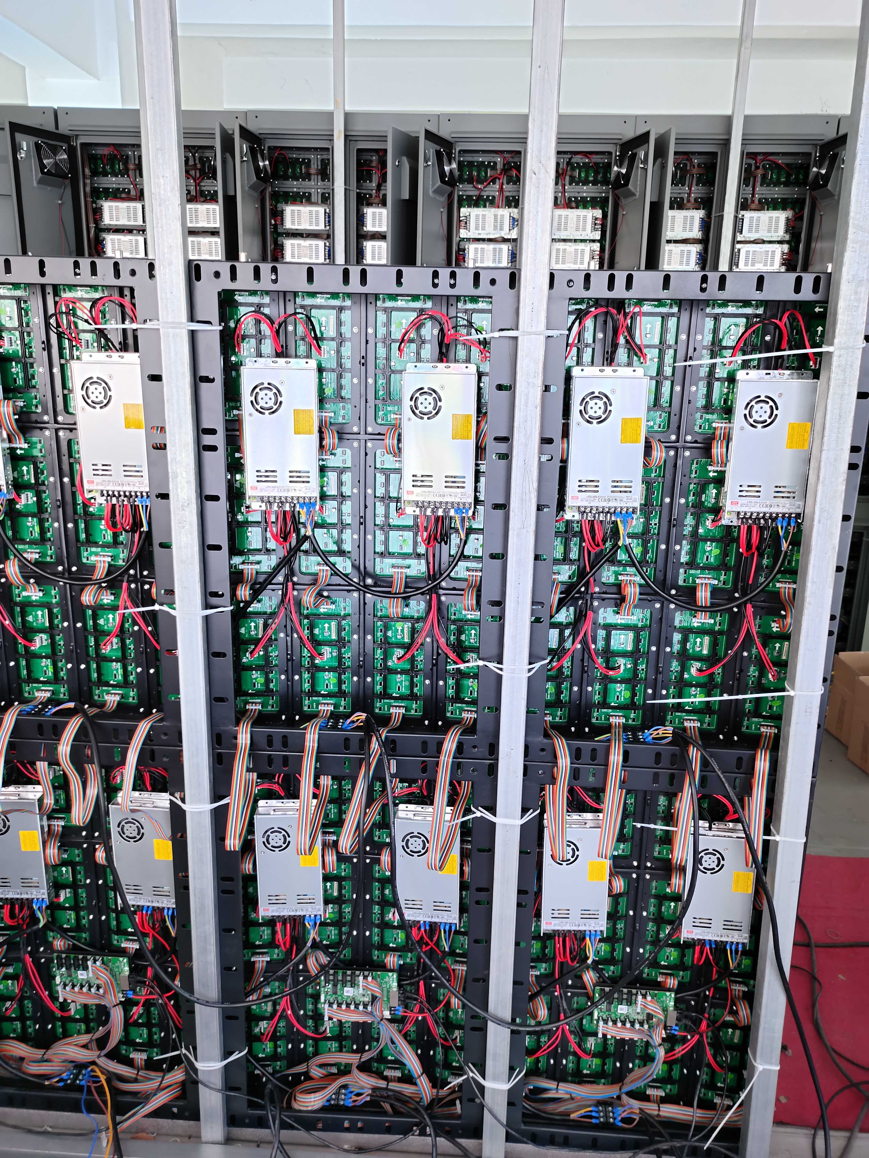 在方钢上安装LED模组